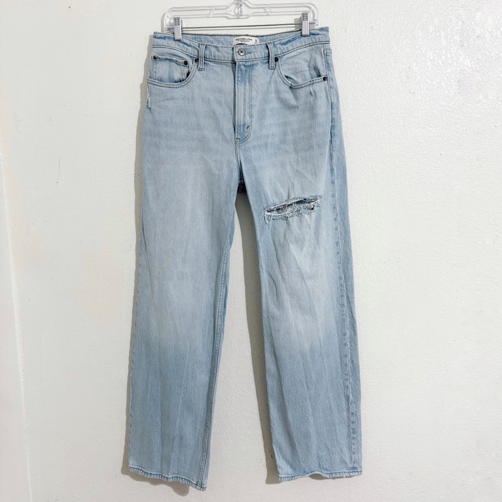 Abercrombie & Fitch High Rise 90s Relaxed Jean in Light Blue Destroy